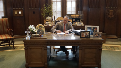 Gobernador MIke Kehoe firmando legislación en su despacho de Jefferson City - foto archivo